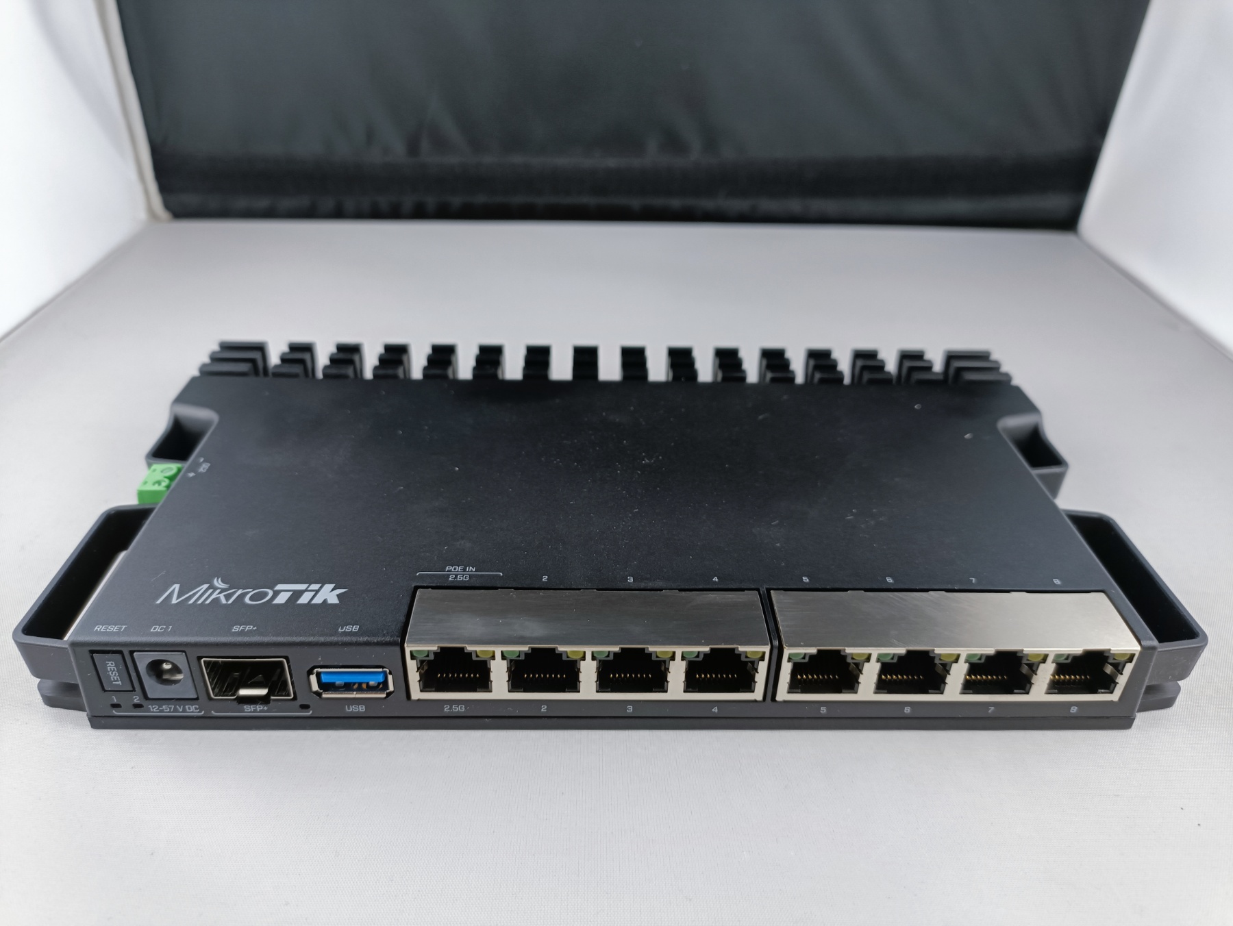 Router Mikrotik 5p GigaE PoE 1p SFP 800 MHz 1p USB